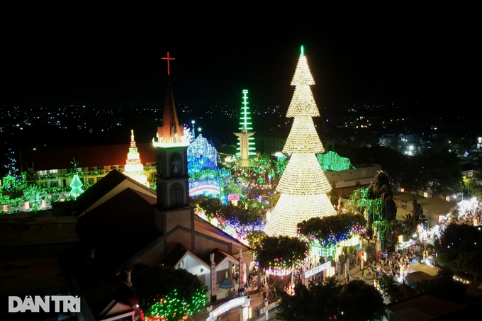 Giant Christmas tree made from thousands of conical hats - 2 Giant Christmas tree made from thousands of conical hats - 2