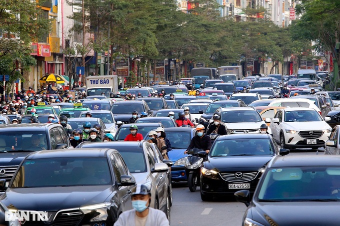 Hanoi streets jammed as Tet nears - 4