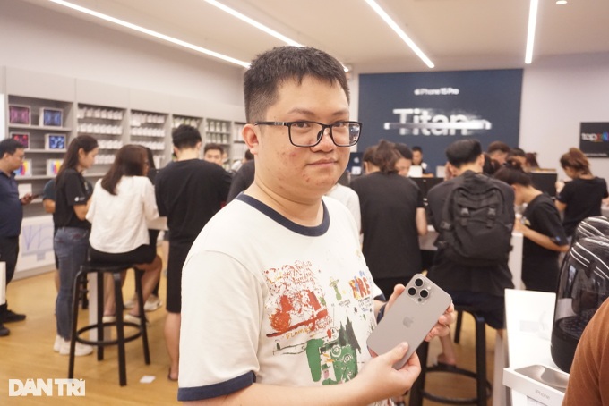 Thousands queue overnight to buy iPhone 15 - 3