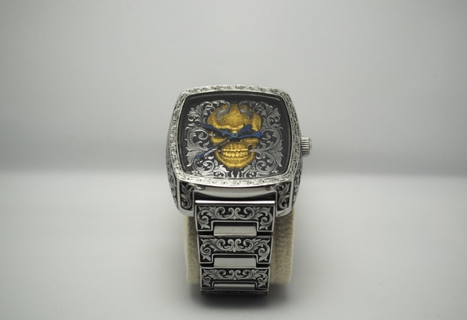 Hanoi man finds passion in watch engraving - 4