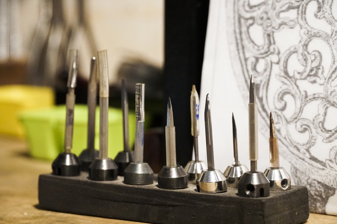 Hanoi man finds passion in watch engraving - 2