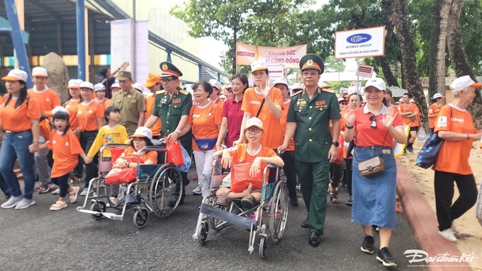 More than 5,000 join charity walk to support Agent Orange/dioxin victims - 1