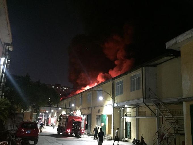 Fire engulfs Hanoi light source firm - 2 Fire engulfs Hanoi light source firm - 2