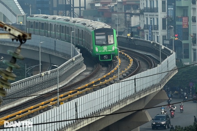 First metro trains put on trial run in Hanoi - 1
