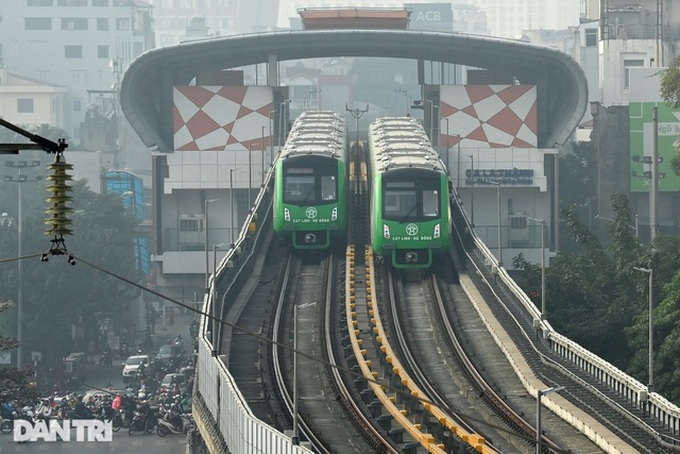 First metro trains put on trial run in Hanoi - 4
