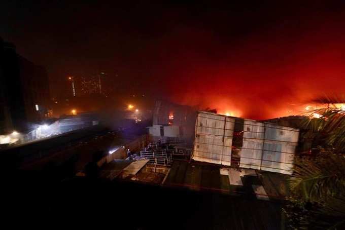 Fire engulfs Hanoi light source firm - 1 Fire engulfs Hanoi light source firm - 1