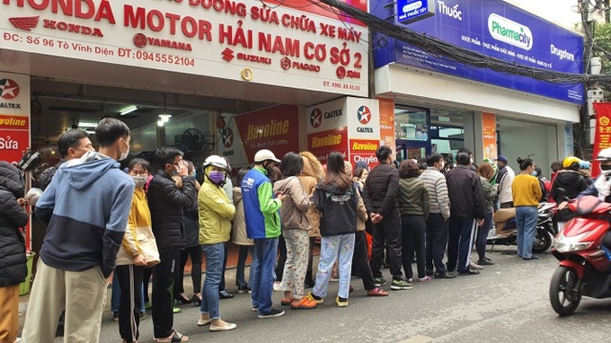 Hanoi people queued to buy face masks - 1