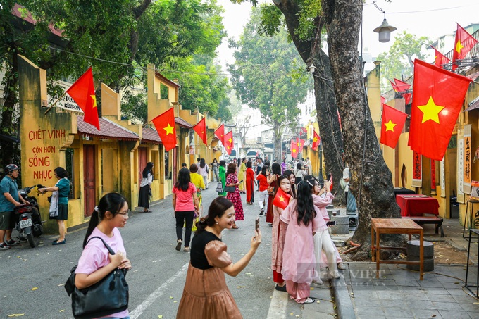 People mark 70th anniversary of capital's liberation - 8