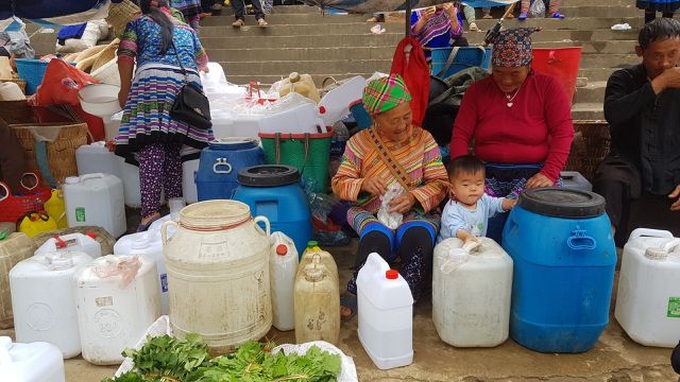 Children carried by mothers at Bac Ha Market - 10