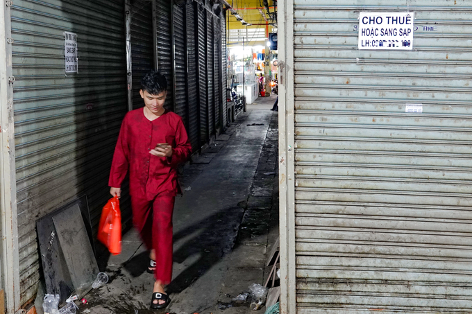 Night fashion market in HCM City sees sharp customer fall - 4