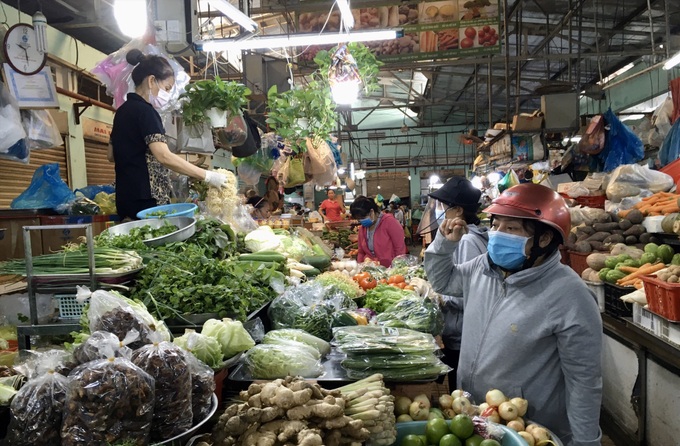 HCM City markets still crowded despite Covid-19 spread - 1