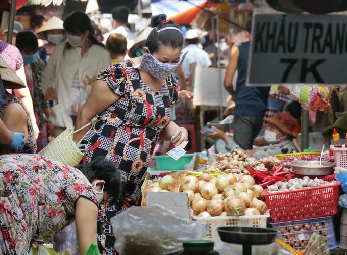 HCM City markets still crowded despite Covid-19 spread - 2