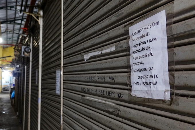 Night fashion market in HCM City sees sharp customer fall - 5