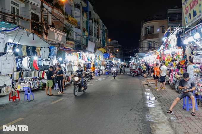 Night fashion market in HCM City sees sharp customer fall - 3