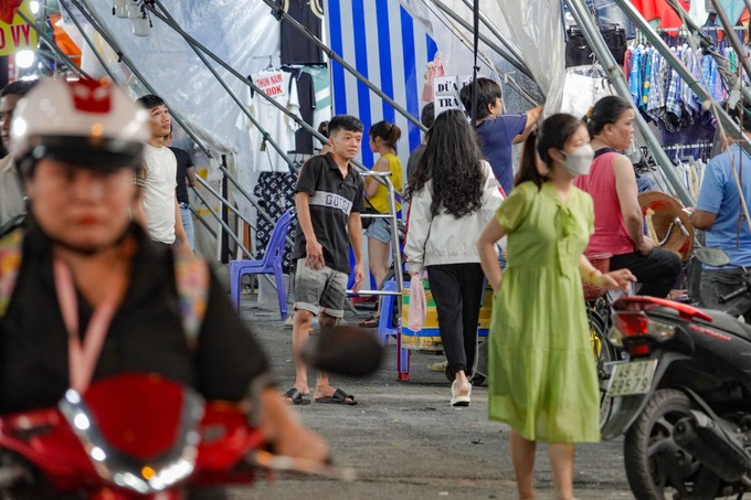 Night fashion market in HCM City sees sharp customer fall - 6