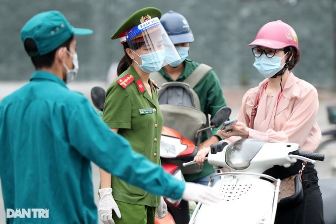 More checkpoints set up to tighten Covid-19 control in Hanoi's hotspots - 1 More checkpoints set up to tighten Covid-19 control in Hanoi's hotspots - 1