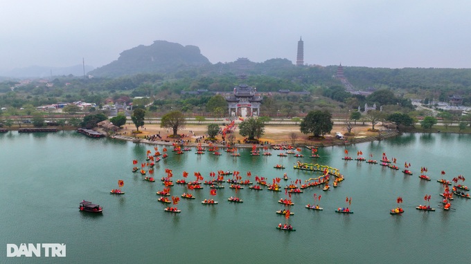 Vietnam’s largest pagoda crowded on Tet - 8