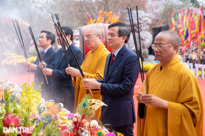 Vietnam’s largest pagoda crowded on Tet - 4