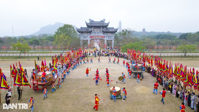 Vietnam’s largest pagoda crowded on Tet - 1