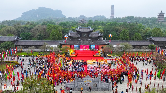 Vietnam’s largest pagoda crowded on Tet - 2