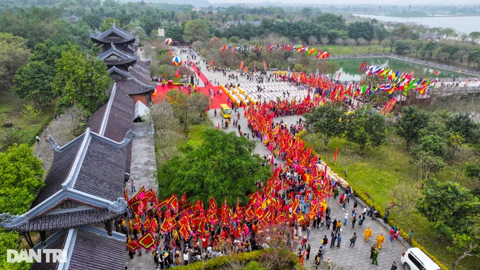 Vietnam’s largest pagoda crowded on Tet - 6