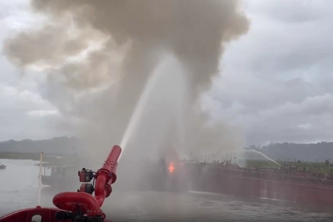 Tourist boat catches fire in Haiphong - 2 Tourist boat catches fire in Haiphong - 2