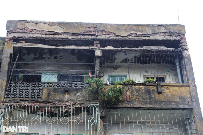 Haiphong apartment building leans following Typhoon Yagi - 5