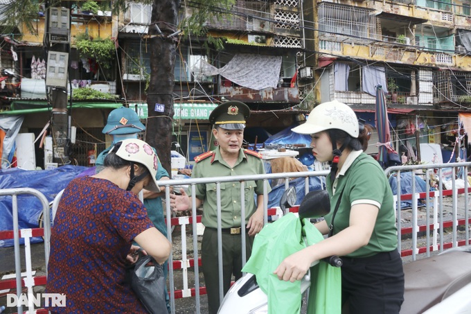 Haiphong apartment building leans following Typhoon Yagi - 4