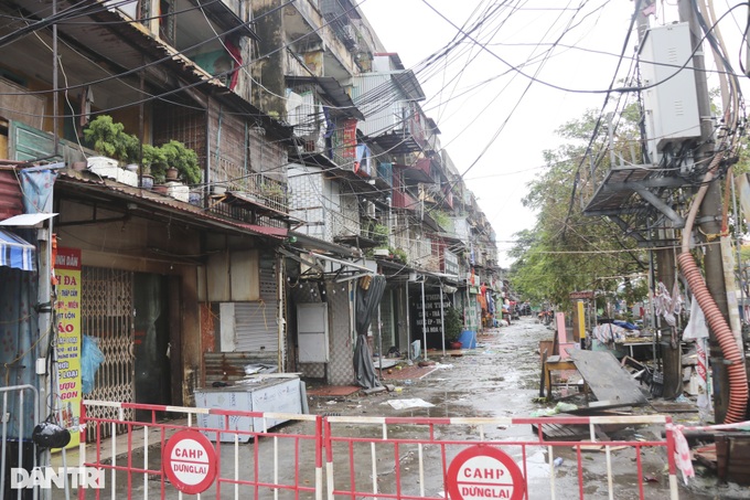 Haiphong apartment building leans following Typhoon Yagi - 1