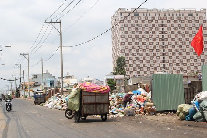 HCM City faces rubbish collecting difficulties - 1