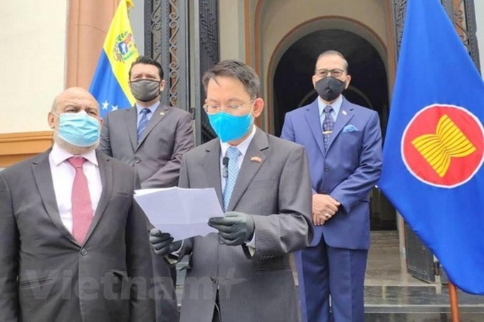 Vietnam hands over Chairmanship of ASEAN Committee in Caracas to Indonesia - 1