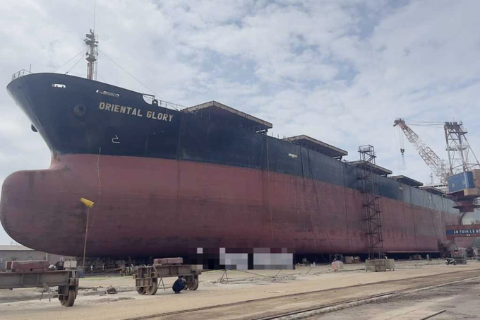 Gas cylinder explodes on ship in Quang Ninh, injuring eight - 1