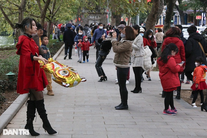 Hoan Kiem Lake draws big crowds on first day of Lunar New Year - 5 Hoan Kiem Lake draws big crowds on first day of Lunar New Year - 5
