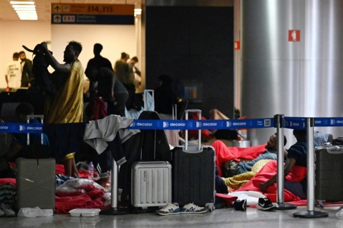 A number of Vietnamese among 666 migrants stranded in Brazil airport - 1