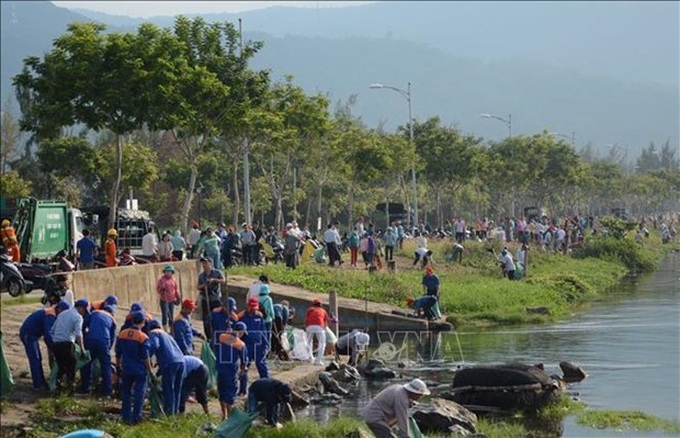 More than 2,000 people join beach cleaning in Da Nang - 1 More than 2,000 people join beach cleaning in Da Nang - 1