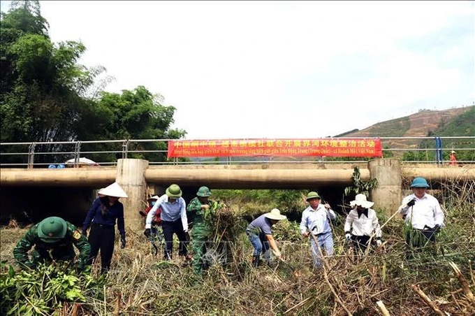 Vietnam, China localities join hands to clean up border river - 1 Vietnam, China localities join hands to clean up border river - 1