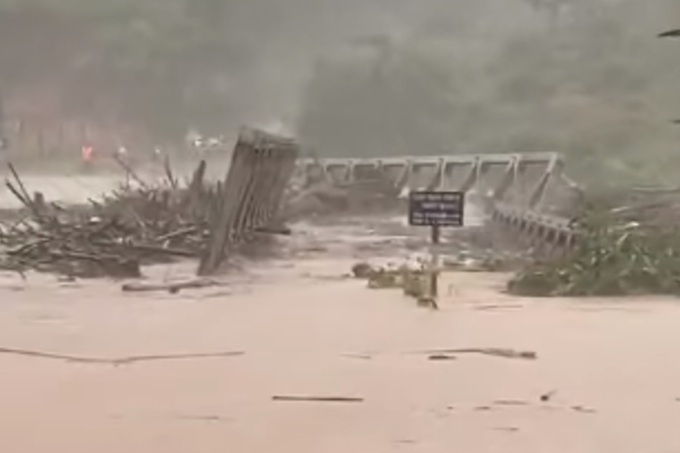 Flood sweeps bridge in Kon Tum away, isolating 1,500 people - 1 Flood sweeps bridge in Kon Tum away, isolating 1,500 people - 1
