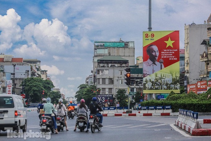 Hanoi streets decorated for National Day celebration - 1