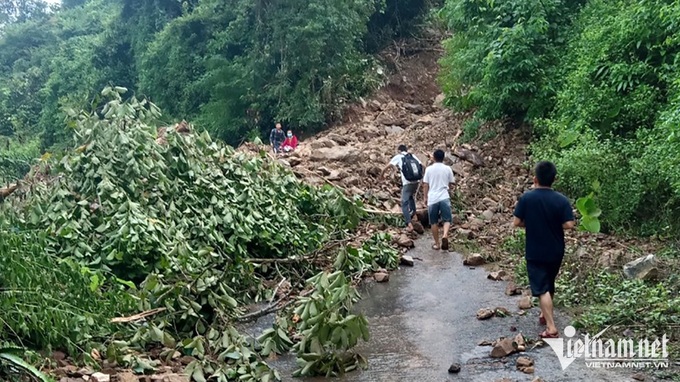 Thousands isolated in Nghe An due to flooding - 3