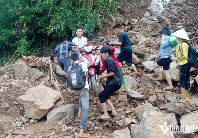 Thousands isolated in Nghe An due to flooding - 1