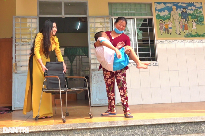 Poor Can Tho family need support for two disabled children - 2