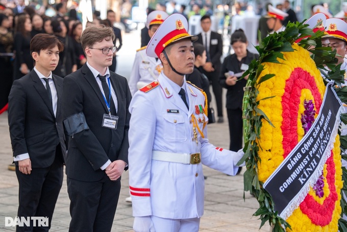Vietnamese people come early to mourn party leader - 5 Vietnamese people come early to mourn party leader - 5