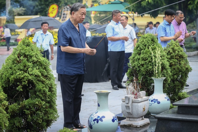 State President checks Mai Dich Cemetery ahead of state funeral - 2 State President checks Mai Dich Cemetery ahead of state funeral - 2
