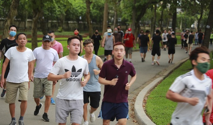 Hanoi park still crowded despite gathering ban - 3