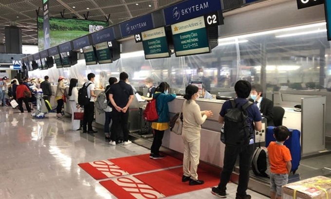 Nearly 340 Vietnamese citizens return from Europe and Africa - 1