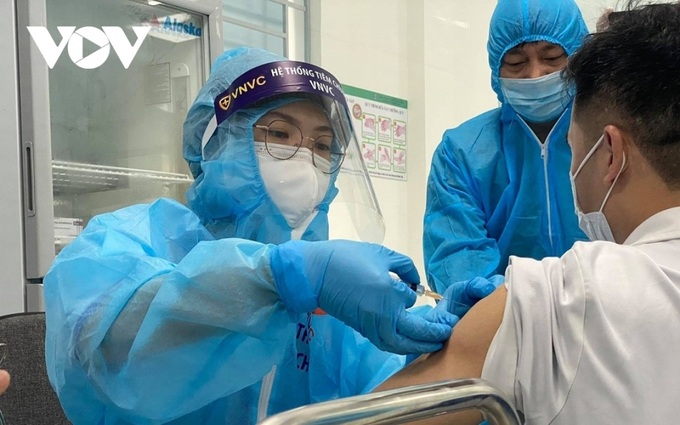 Hanoi to complete COVID-19 booster vaccination in July - 1