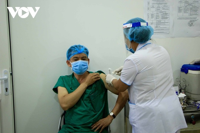 More than 100,000 Vietnamese people vaccinated against SARS-CoV-2 - 1