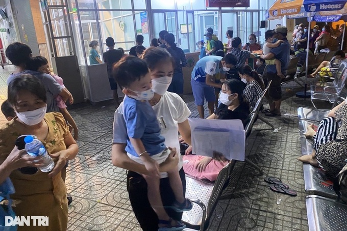 HCM City hospitals crowded with child Covid-19 patients - 3