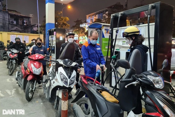 Hanoians rush to buy petrol due to impending price rise - 12 Hanoians rush to buy petrol due to impending price rise - 12