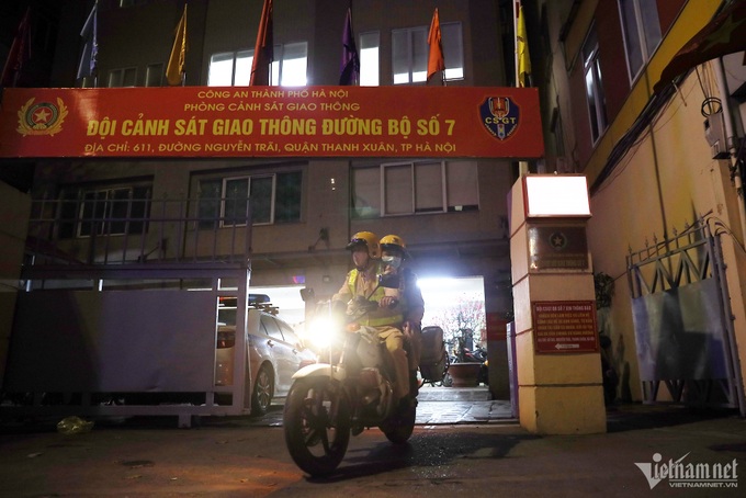 Hanoi police struggle with Tet traffic jams - 1